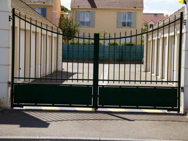 Portails coulissants ou battants ?